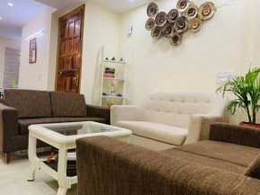 Entire Spacious Apartment with Park and Hill View, Sector 8